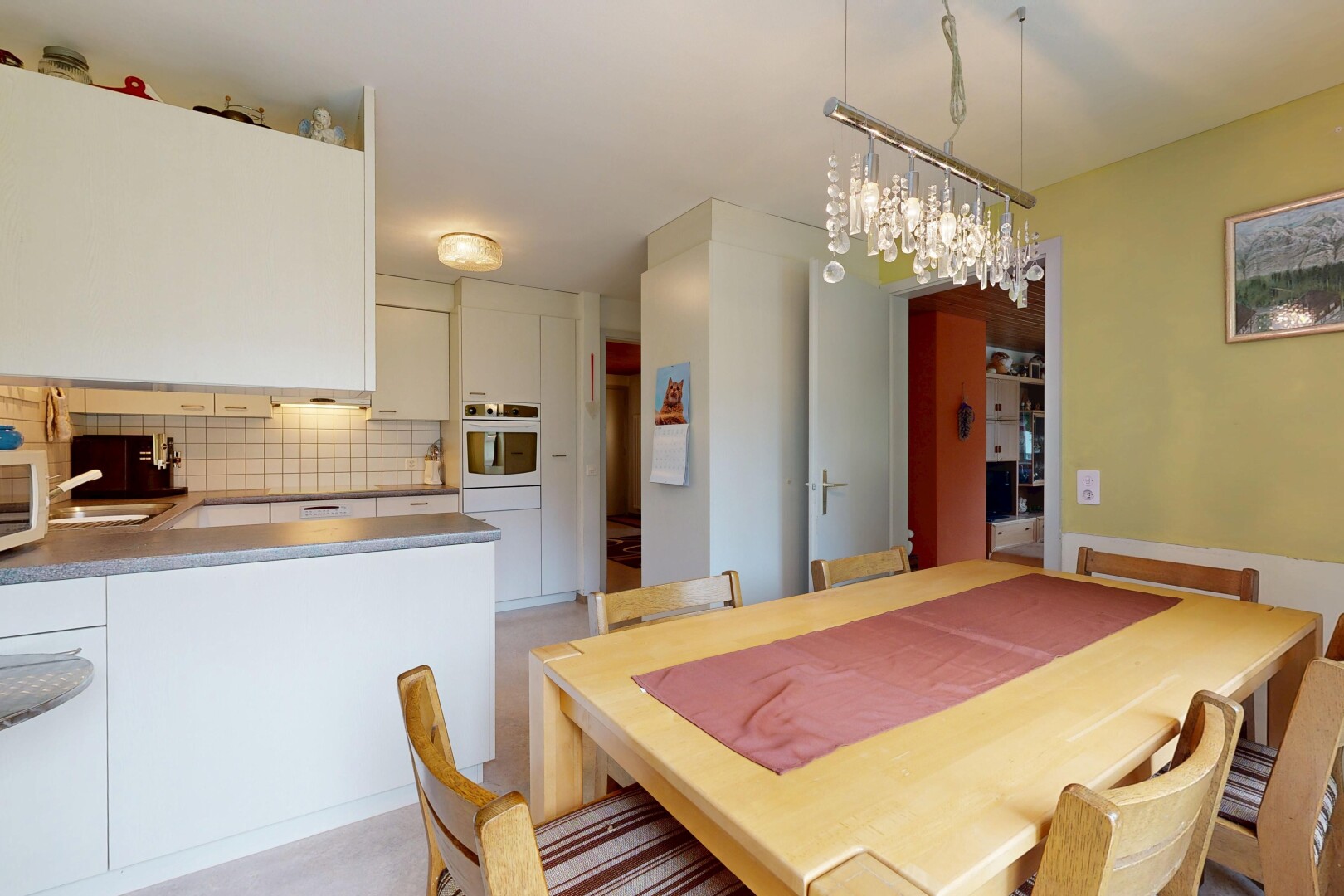 esszimmer mit inside property, light floor, gipskartonwand, drywall, und bemerkenswerter kronleuchter