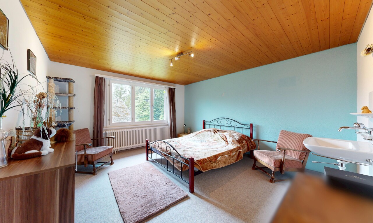 zimmer / schlafzimmer mit teppich, carpet, gipskartonwand, drywall, und holzdecke