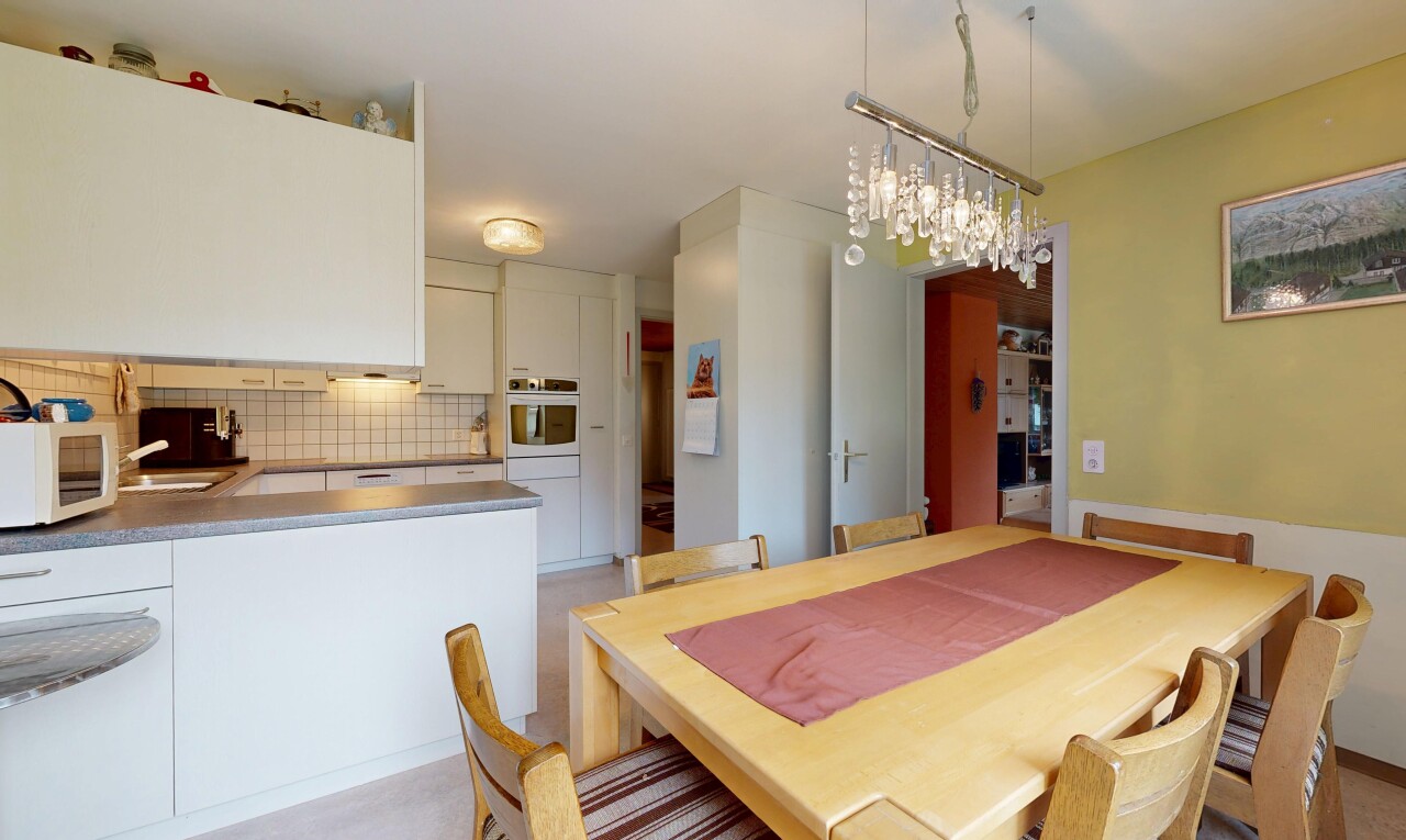 esszimmer mit inside property, light floor, gipskartonwand, drywall, und bemerkenswerter kronleuchter