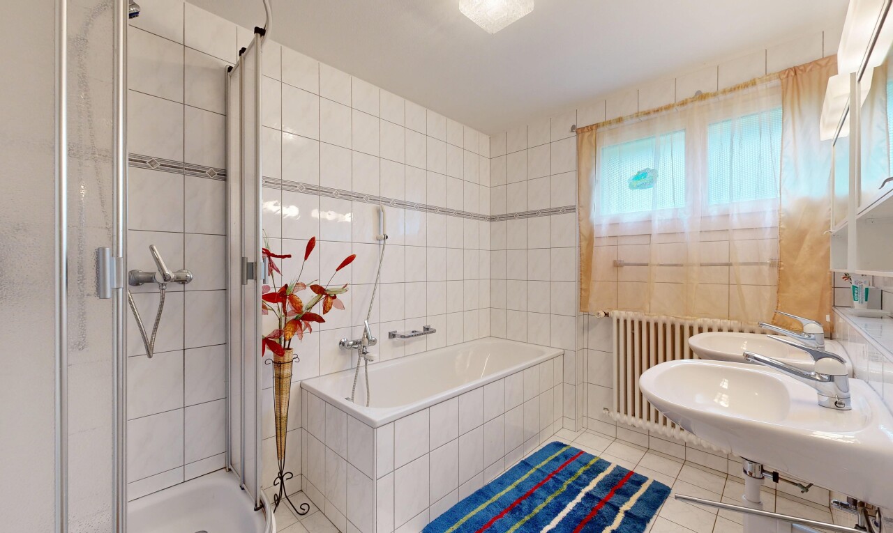bad mit dusche, bad, komplettes badezimmer, fliesenwand, und tile wall