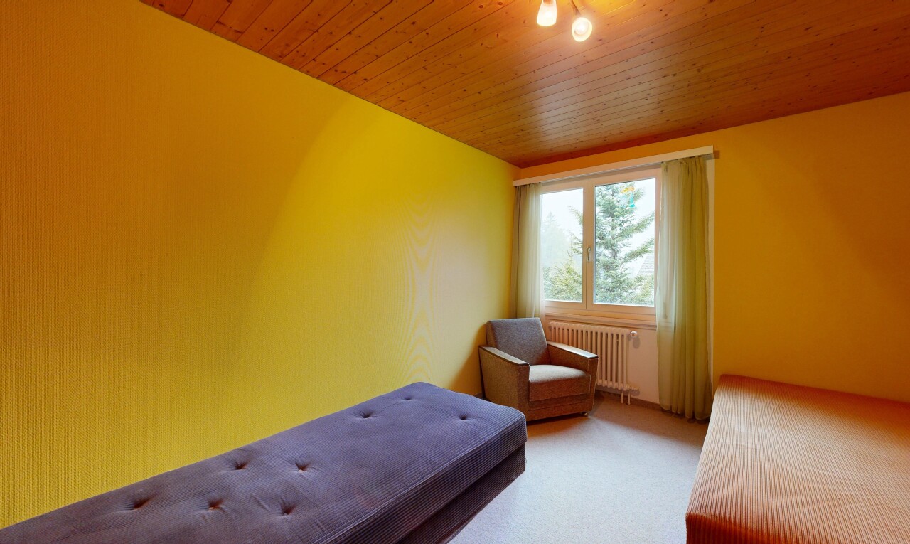 zimmer / schlafzimmer mit natürliches licht, natural light, teppich, carpet, und kühler