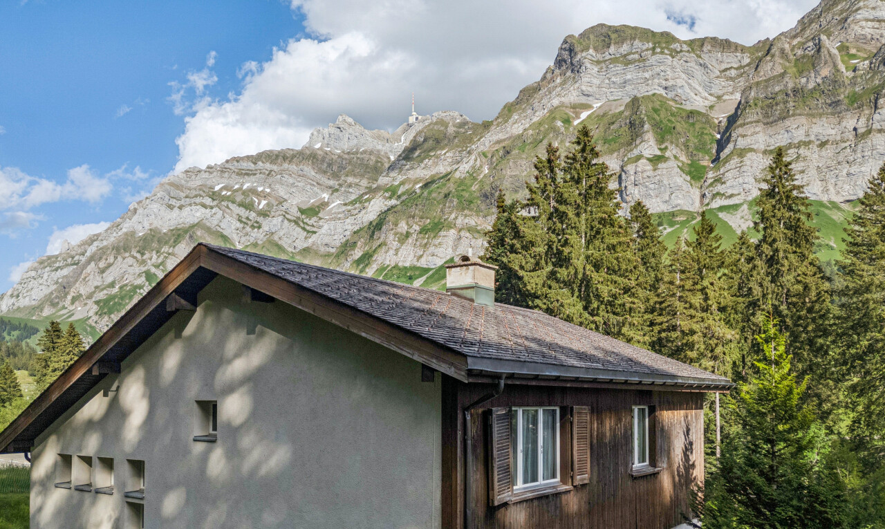 außenansicht mit blick auf die berge, mountain view, schornstein, from property, und day time