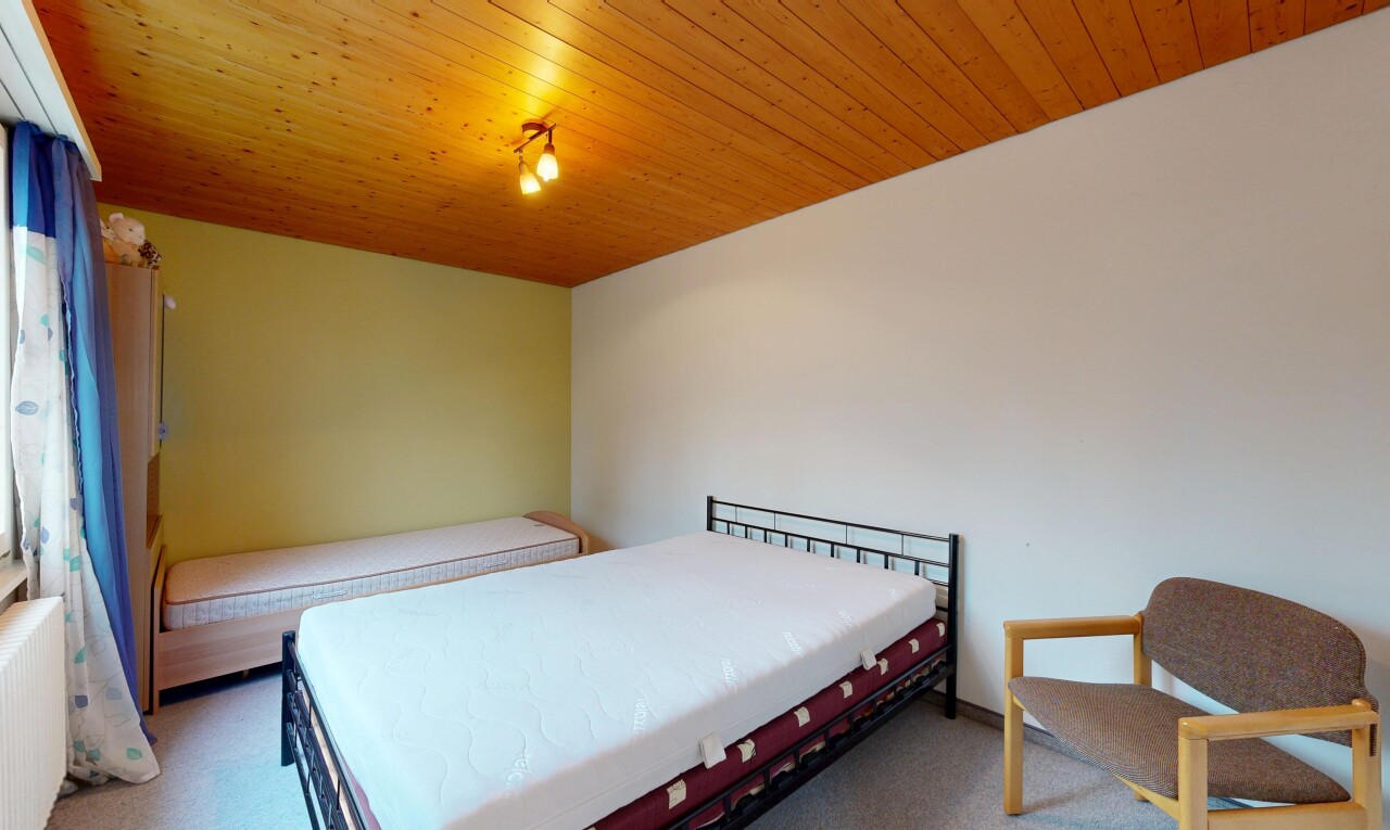 zimmer / schlafzimmer mit gipskartonwand, drywall, inside property, teppich, und carpet