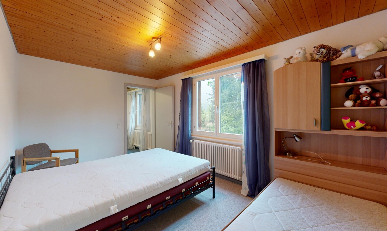 zimmer / schlafzimmer mit gipskartonwand, drywall, kühler, natürliches licht, und natural light