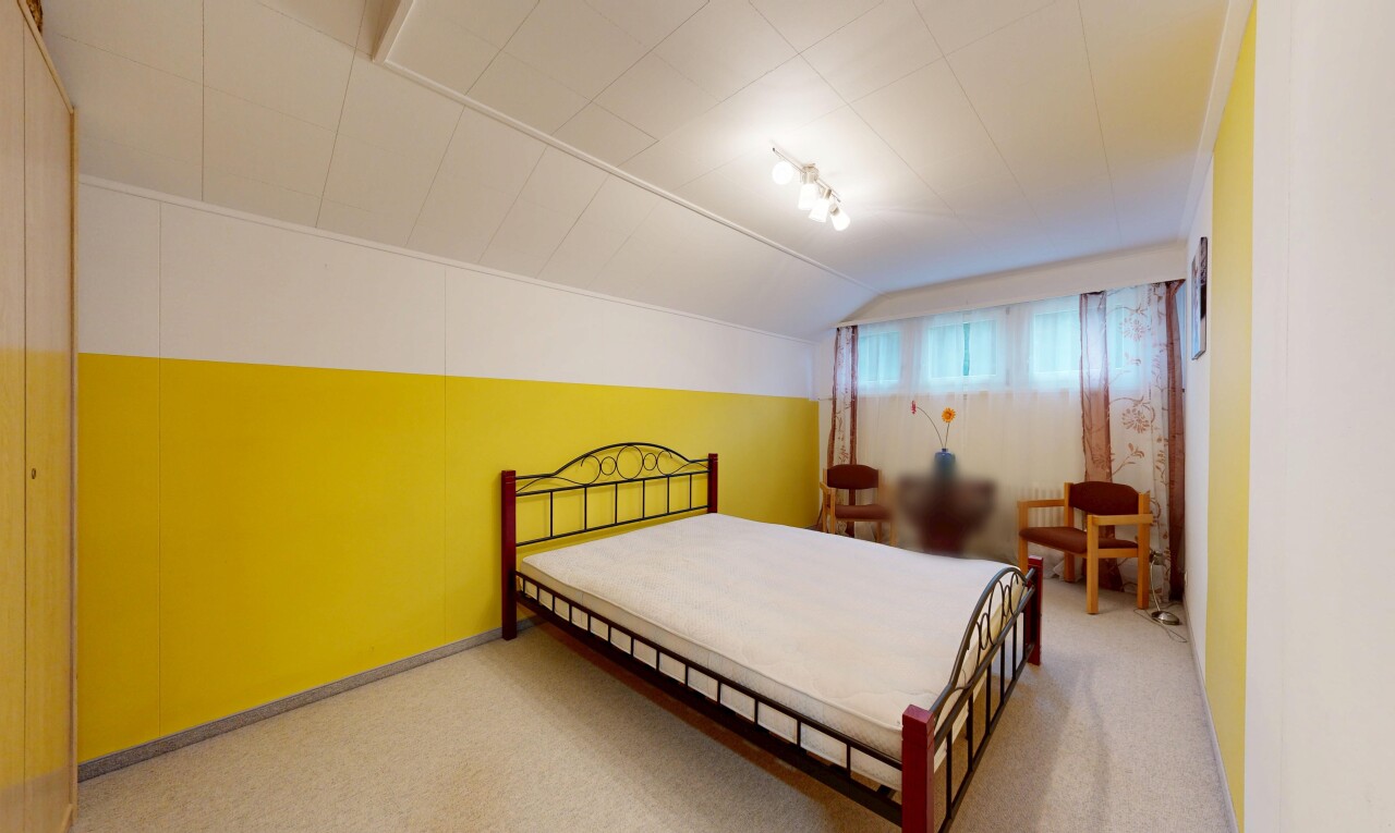 zimmer / schlafzimmer mit natürliches licht, natural light, teppich, carpet, und dachschräge