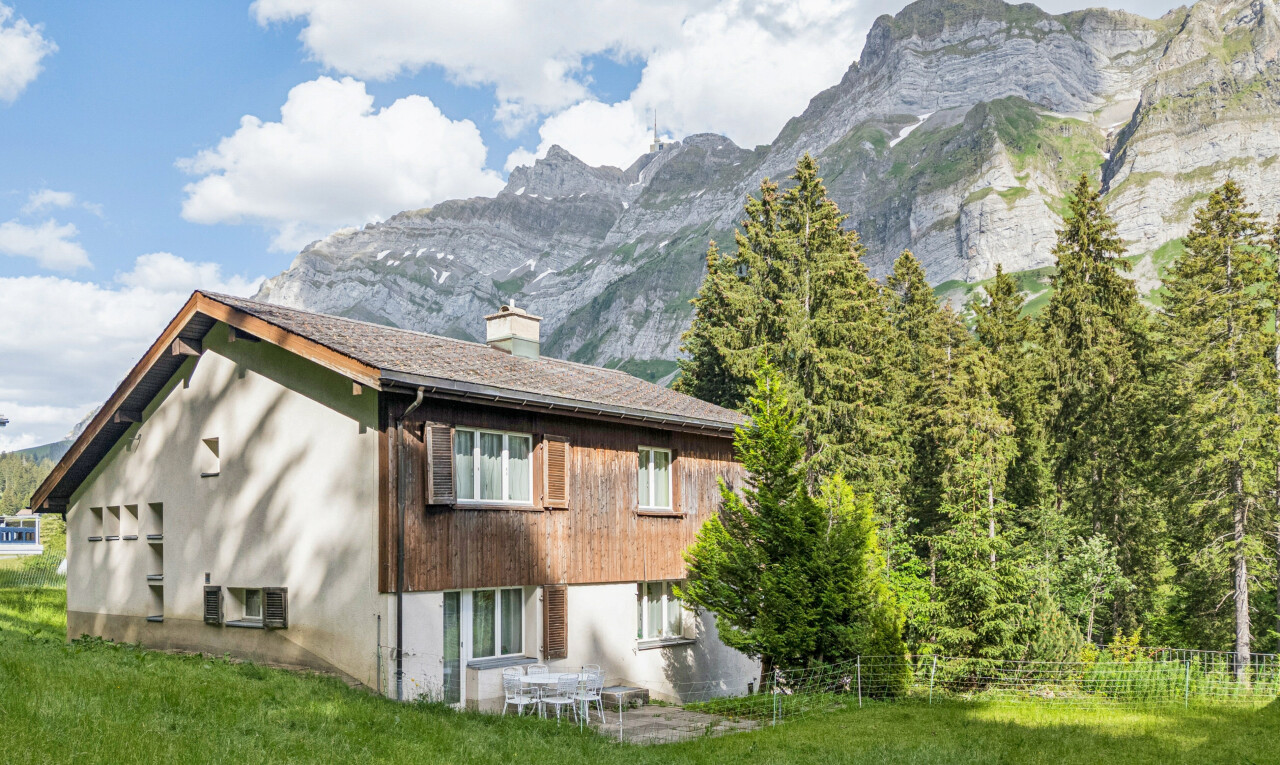 außenansicht mit holzverkleidung, day time, mountain view, blick auf die berge, und property visible