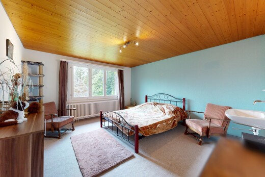 zimmer / schlafzimmer mit teppich, carpet, gipskartonwand, drywall, und holzdecke