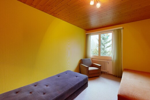 zimmer / schlafzimmer mit natürliches licht, natural light, teppich, carpet, und kühler