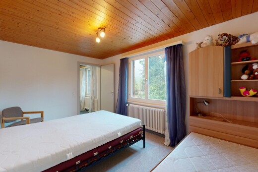 zimmer / schlafzimmer mit gipskartonwand, drywall, kühler, natürliches licht, und natural light