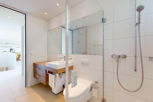 salle de bains avec douche, salle de bain complète, lavabo (ou coiffeuse selon le contexte), évier, et inside property