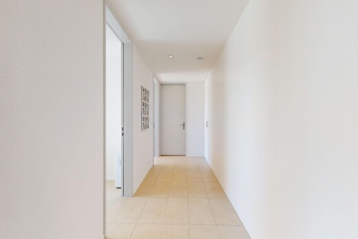 couloir avec cloison sèche, drywall, sol en carrelage, tile floor, et inside property