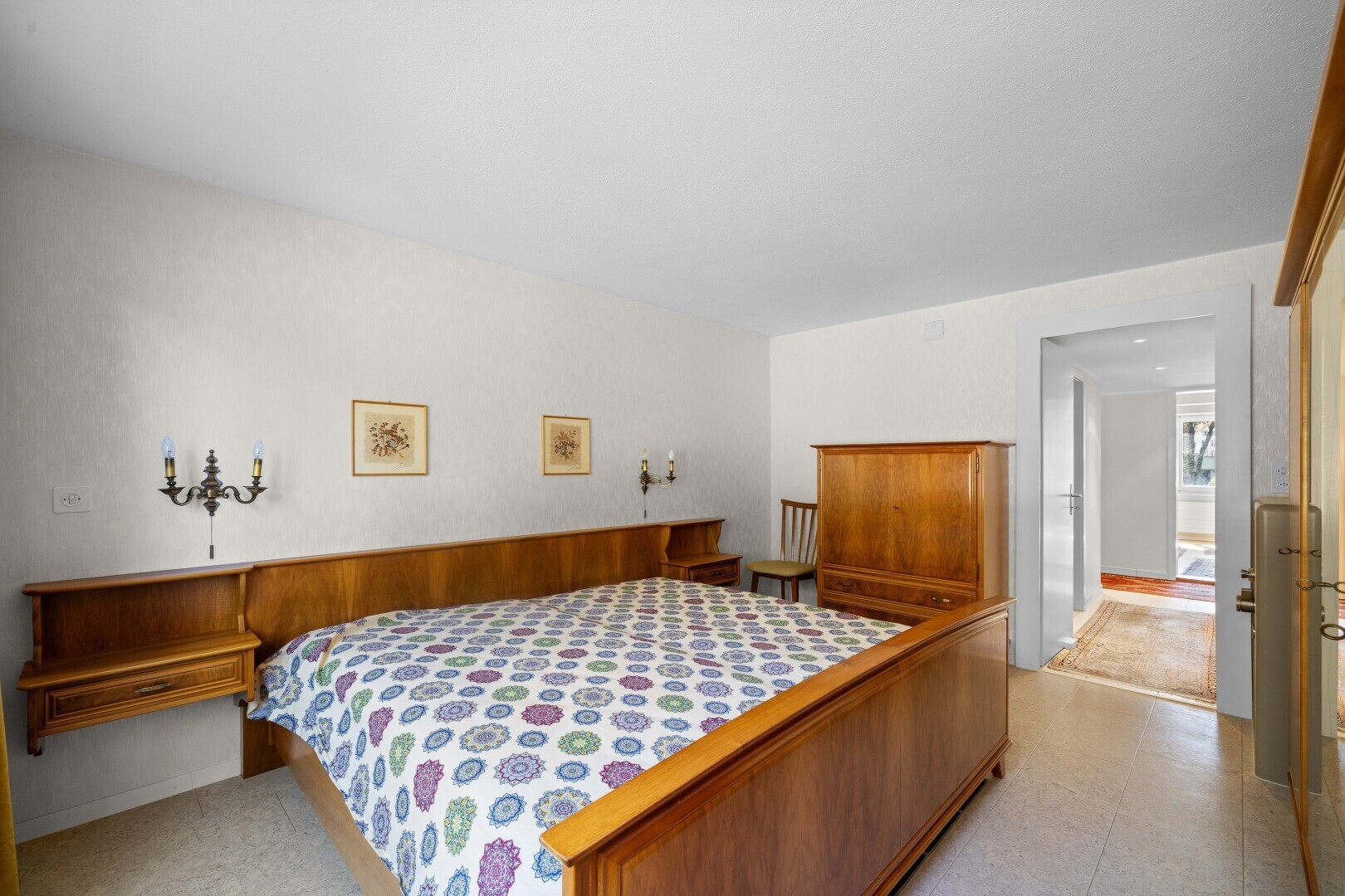 zimmer / schlafzimmer mit inside property, light floor, gipskartonwand, drywall, und vinylboden