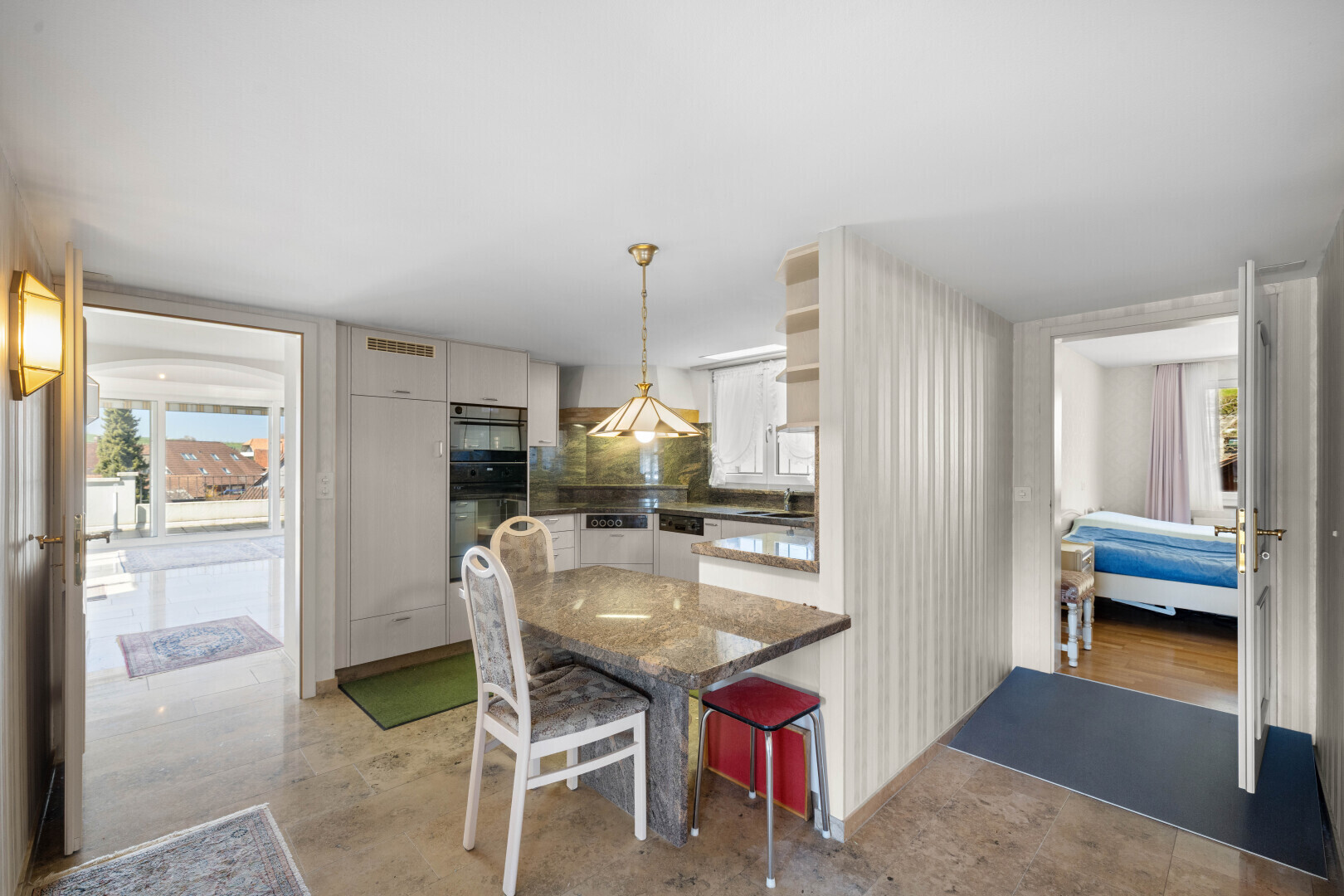 esszimmer mit natürliches licht, natural light, inside property, betonboden, und concrete floor