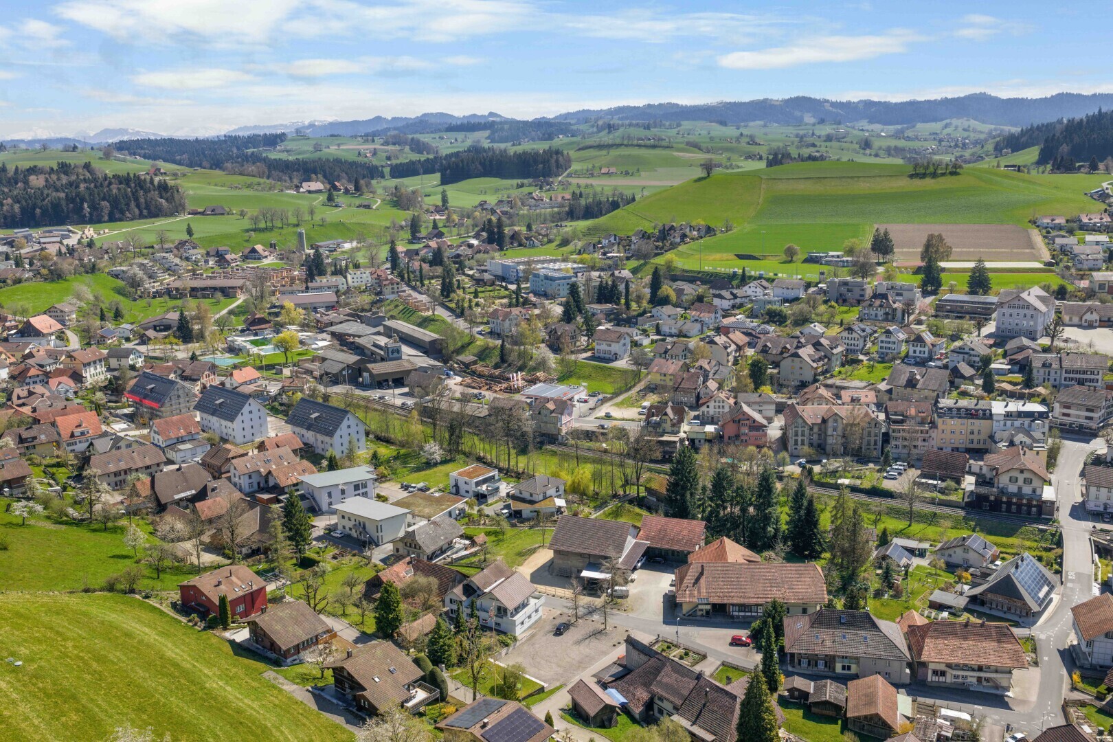 blick auf die berge mit day time, aerial view, residential view, und wohngebietblick