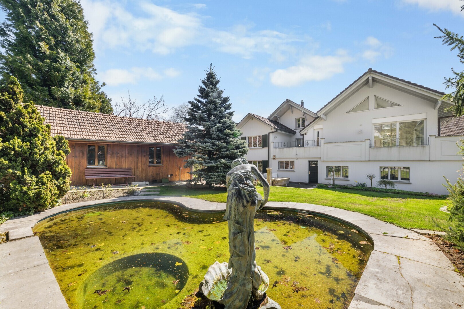 außenansicht mit property visible, rasen, day time, und terrasse