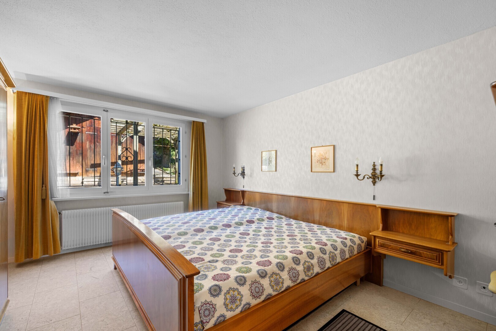 zimmer / schlafzimmer mit inside property, tapetenwand, wallpaper wall, kühler, und natürliches licht