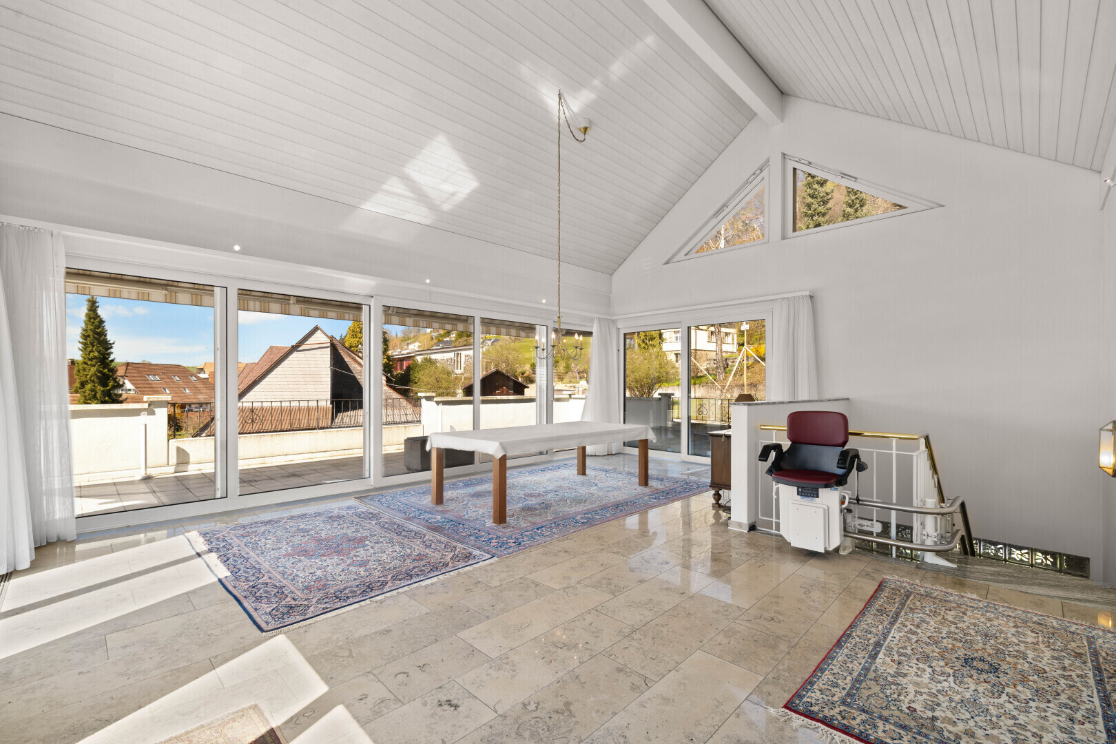 wohnzimmer mit hohe decke, high ceiling, inside property, balkendecke, und beamed ceiling