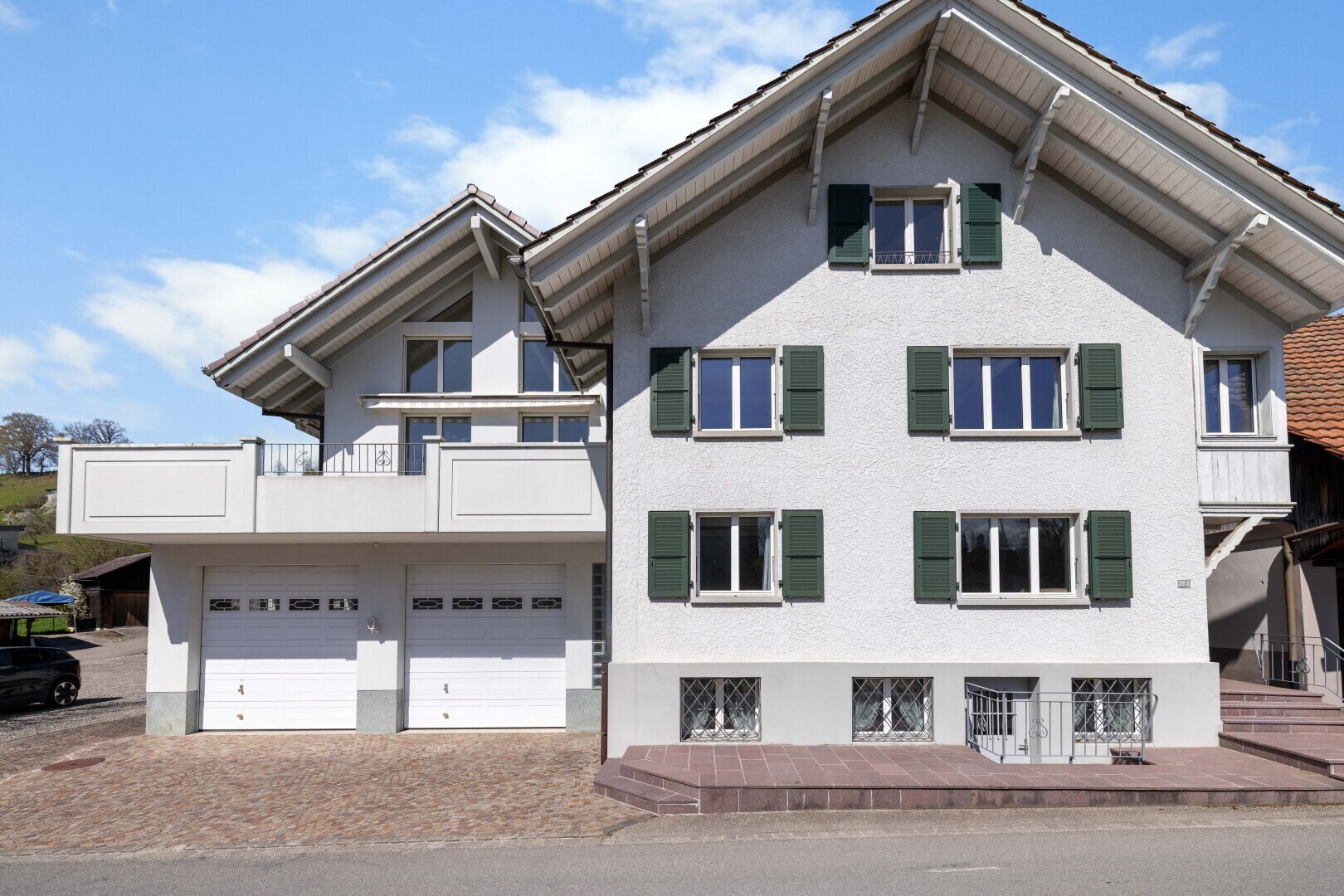 außenansicht mit day time, balkon, stuckverkleidung, und apartment complex view