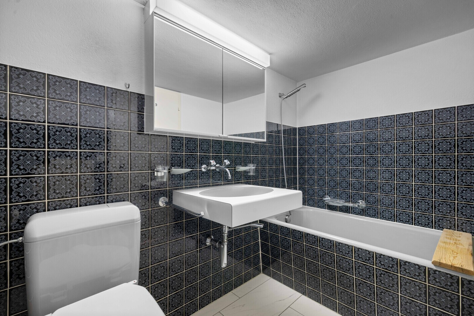 bad mit tile wall, fliesenwand, komplettes badezimmer, toilette, und kombiniertes bad / dusche