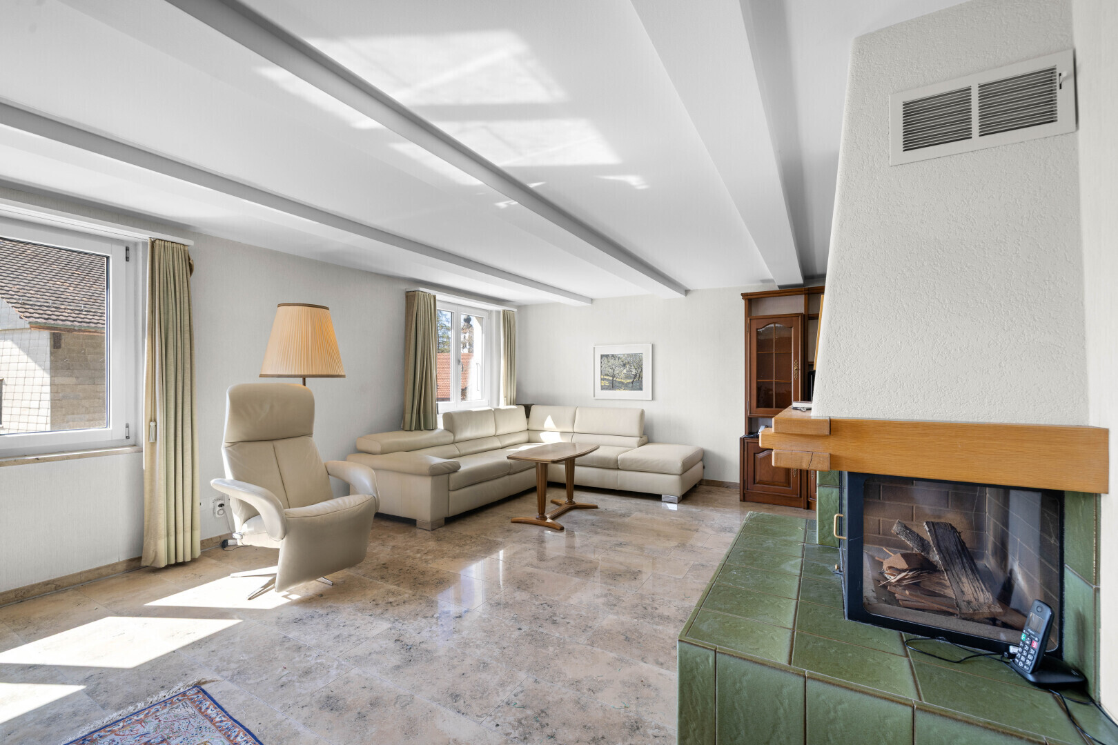 wohnzimmer mit beamed ceiling, balkendecke, kamin, inside property, und drywall