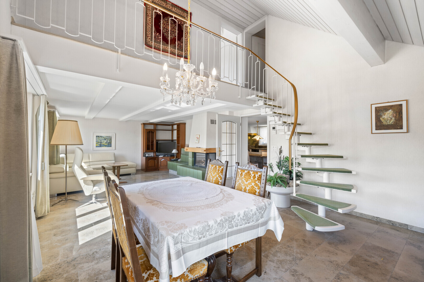 esszimmer mit beamed ceiling, balkendecke, französische türen, inside property, und drywall