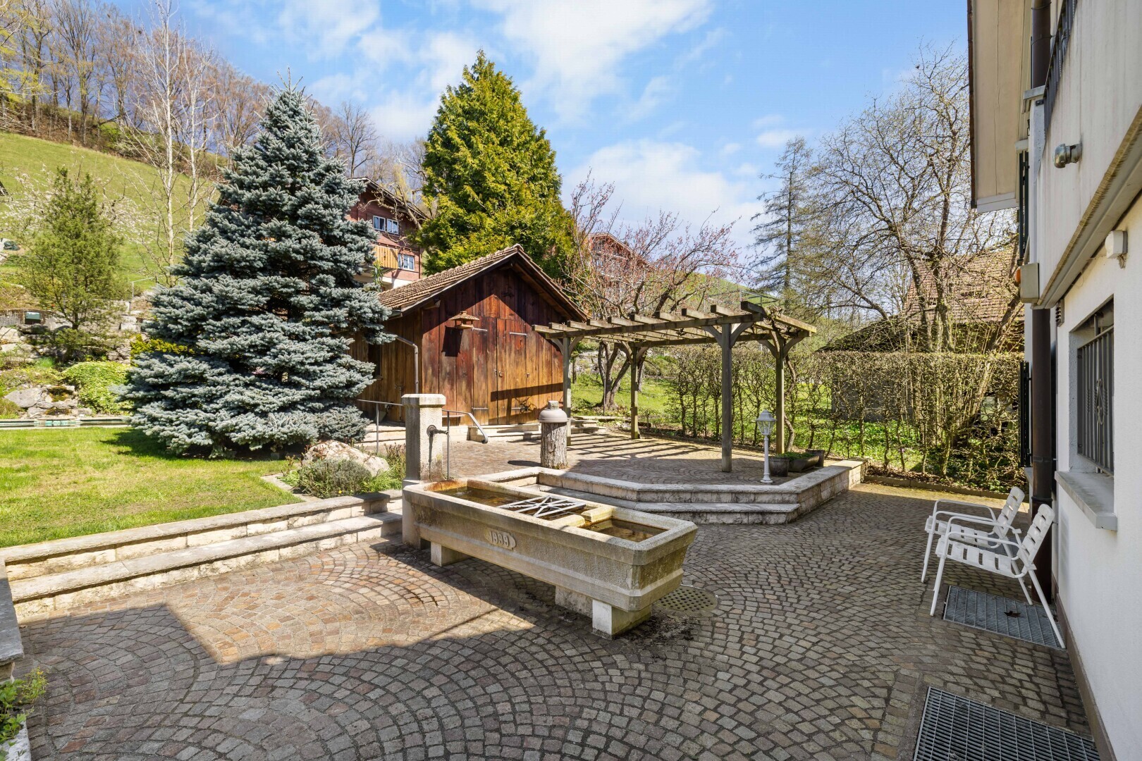 garten mit terrasse, day time, und pergola