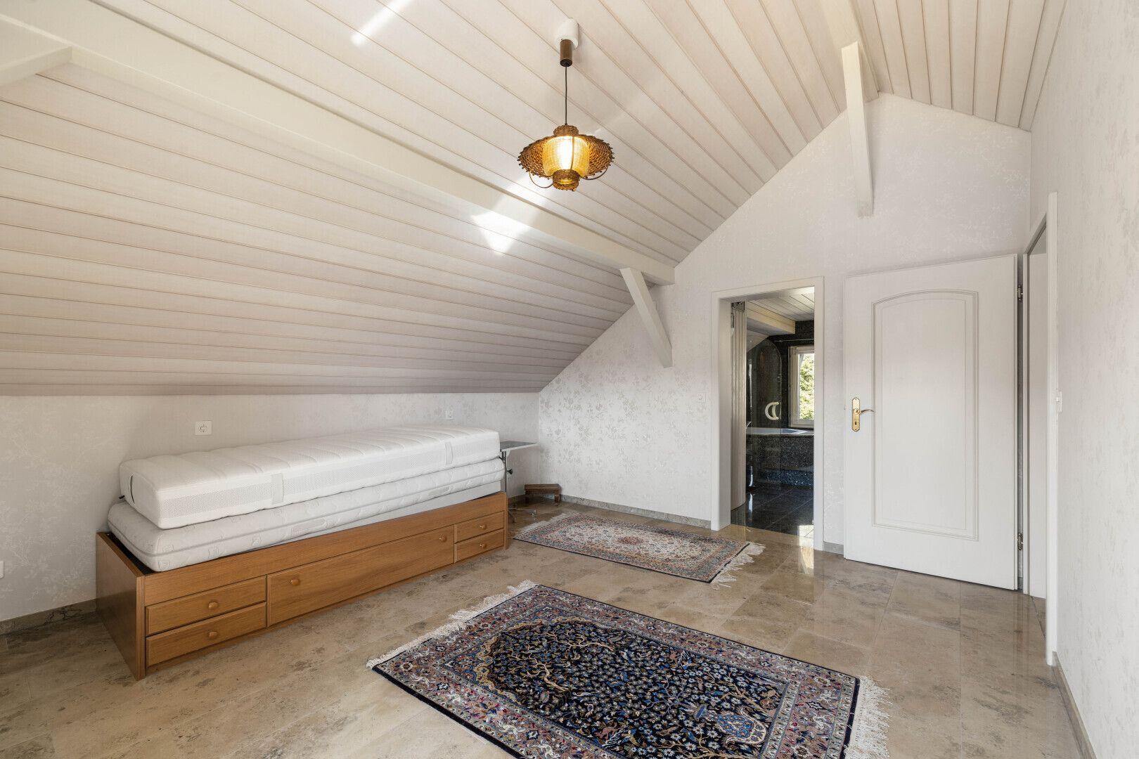 zimmer / schlafzimmer mit vaulted ceiling, dachschräge, beamed ceiling, balkendecke, und inside property