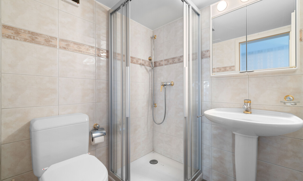salle de bains avec tile wall, mur en carrelage, toilette, salle de bain complète, et douche