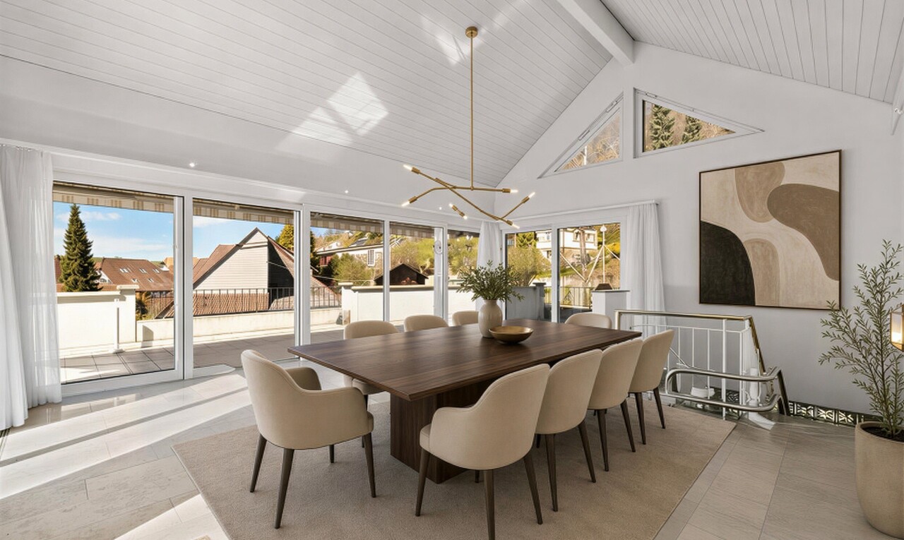 wohnzimmer mit hohe decke, high ceiling, inside property, balkendecke, und beamed ceiling