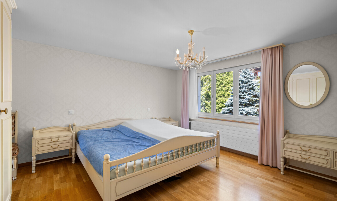 chambre avec wallpaper wall, mur en papier peint, wood finish floor, sol en finition bois, et natural light