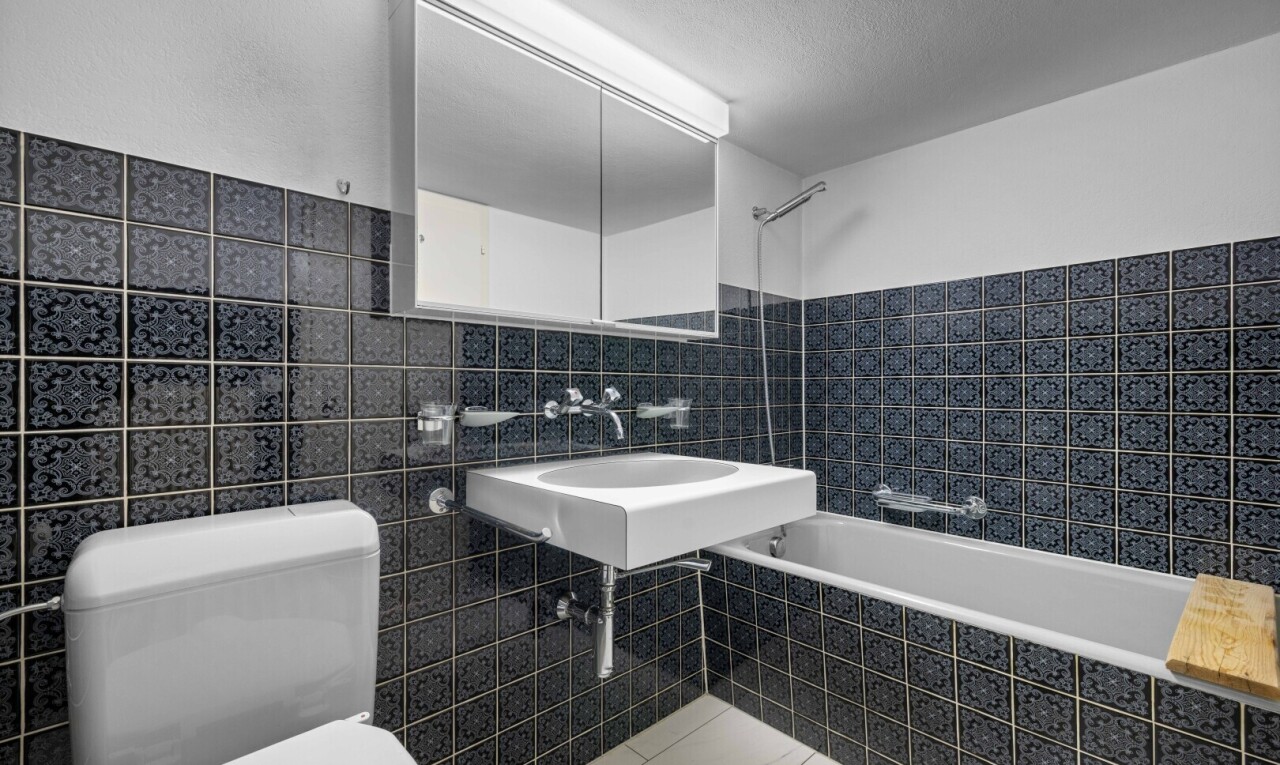 salle de bains avec tile wall, mur en carrelage, salle de bain complète, toilette, et douche-bain combinés