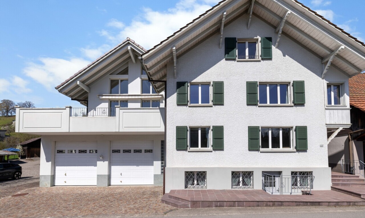 façade avec day time, balcon, bardage en stuc, et apartment complex view