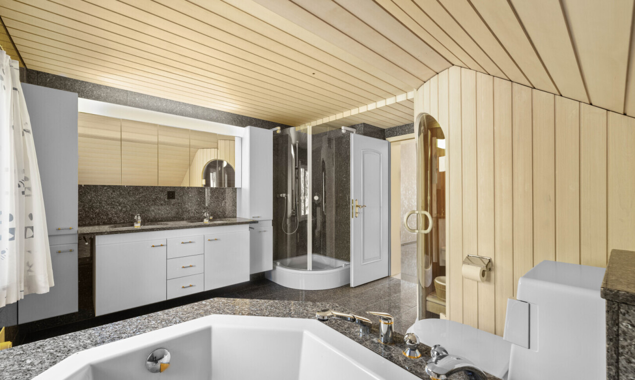 bad mit schminktisch, bad, komplettes badezimmer, inside property, und dark floor