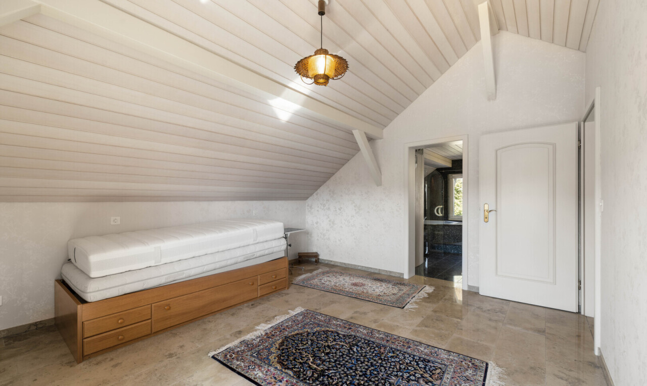 zimmer / schlafzimmer mit vaulted ceiling, dachschräge, beamed ceiling, balkendecke, und inside property