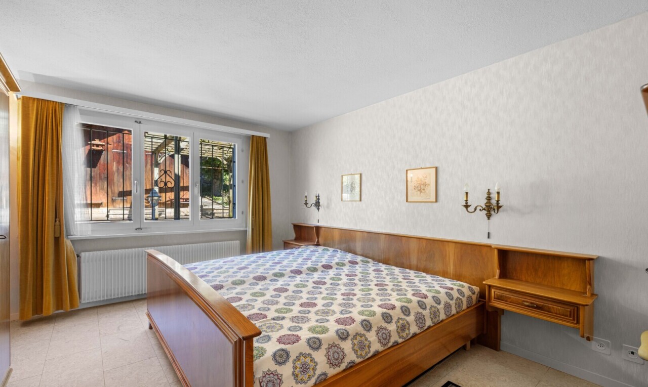 chambre avec inside property, mur en papier peint, wallpaper wall, radiateur, et lumière naturelle
