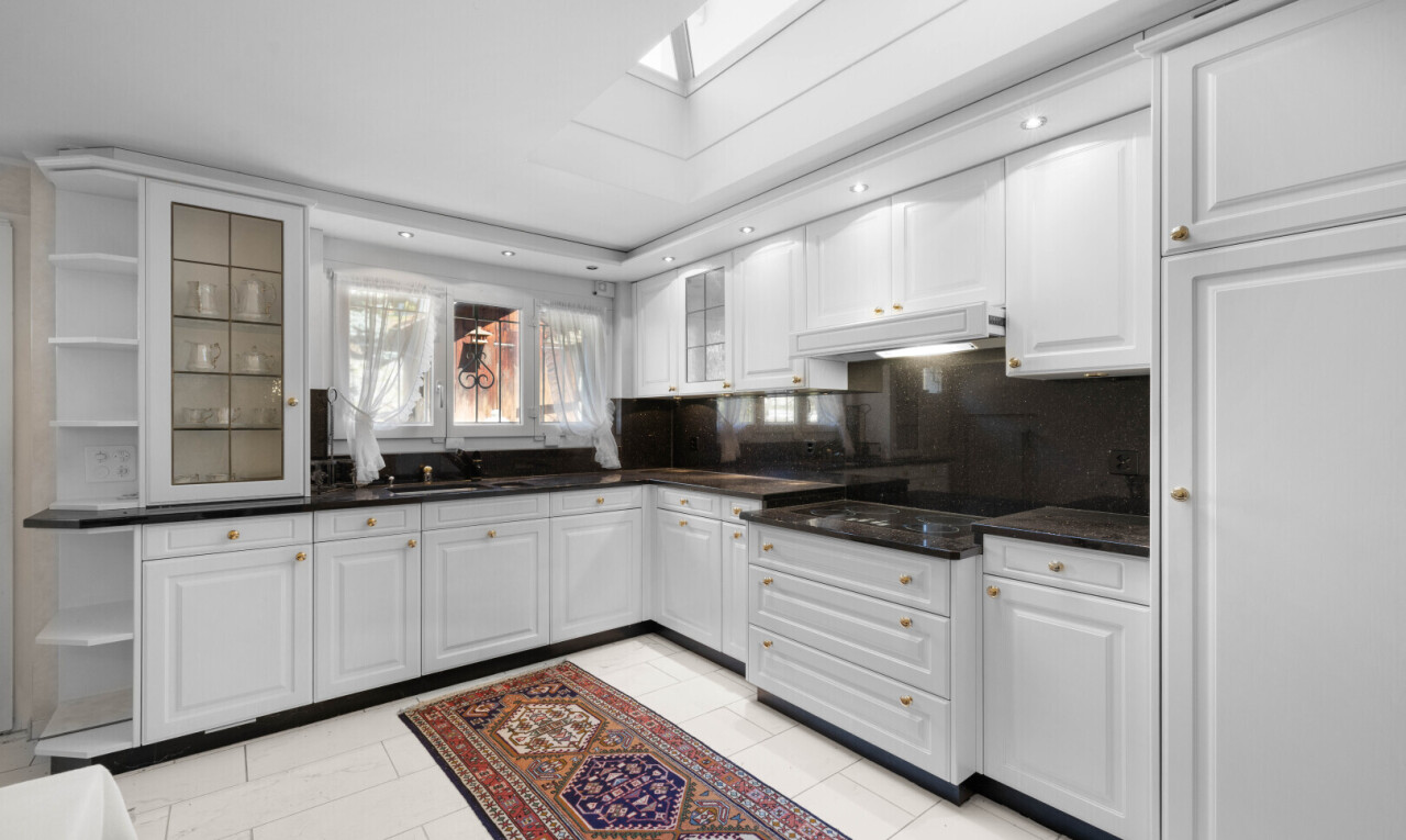 küche mit raised cabinets, hochgezogene schränke, white cabinets, weiße schränke, und light floor