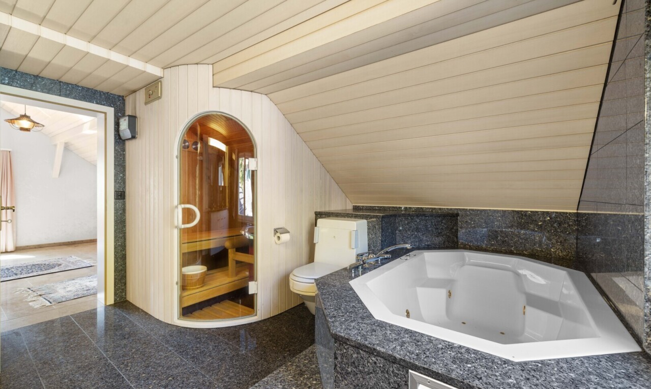 salle de bains avec bain, plafond voûté, vaulted ceiling, toilette, et salle de bain complète