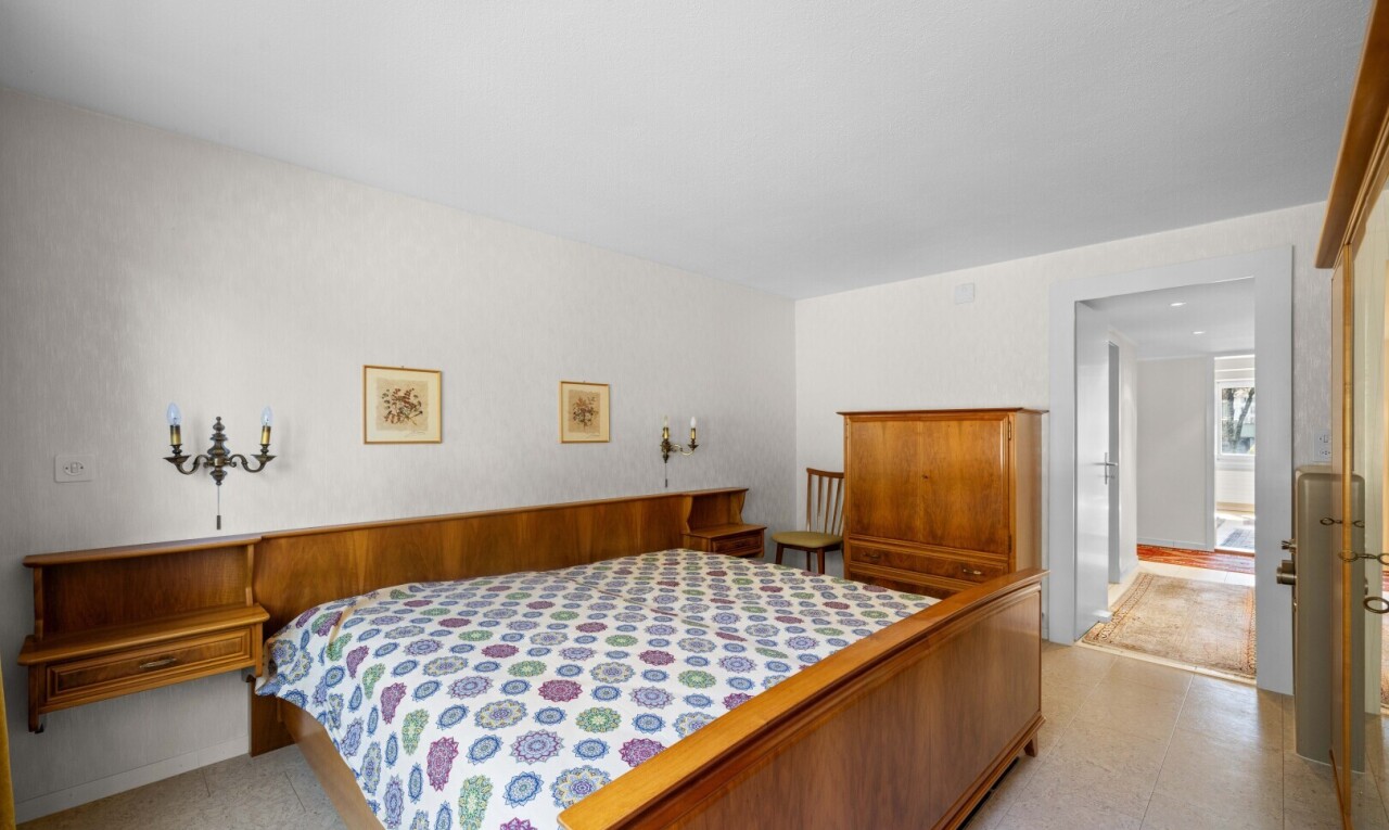 chambre avec inside property, light floor, cloison sèche, drywall, et sol en vinyle
