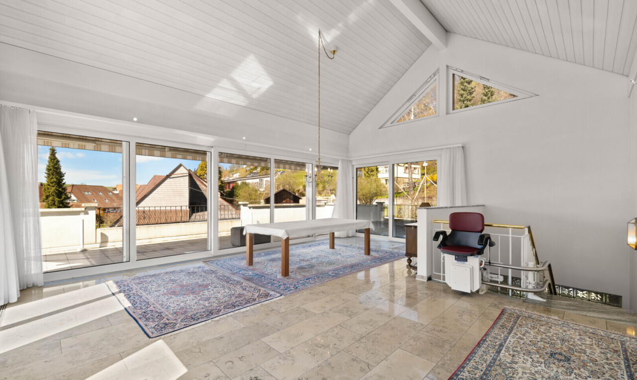 salon avec plafond haut, high ceiling, inside property, plafond à poutres, et beamed ceiling