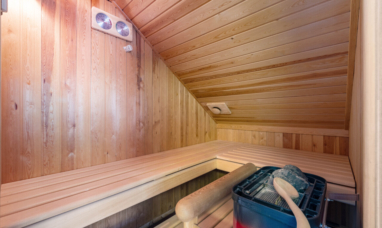 détails avec sauna, wood wall, mur en bois, wall / siding, et wood ceiling