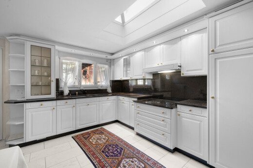 küche mit raised cabinets, hochgezogene schränke, white cabinets, weiße schränke, und light floor