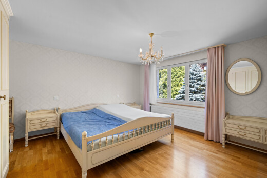 zimmer / schlafzimmer mit wallpaper wall, tapetenwand, wood finish floor, holzfußboden, und natural light