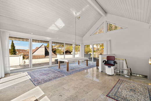 wohnzimmer mit hohe decke, high ceiling, inside property, balkendecke, und beamed ceiling