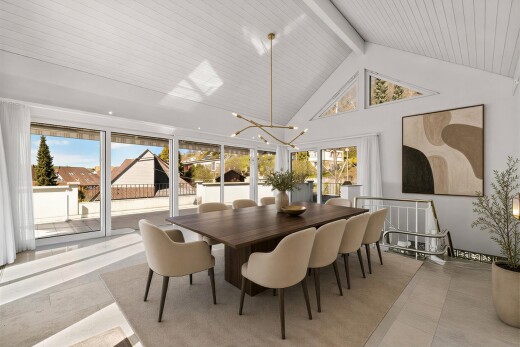 wohnzimmer mit hohe decke, high ceiling, inside property, balkendecke, und beamed ceiling