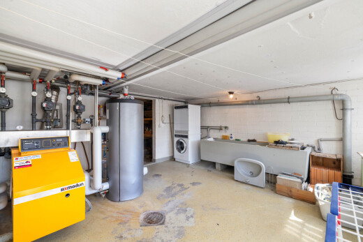 wäschekammer mit wäscherei, wasserkocher, inside property, heizkessel, und betonboden