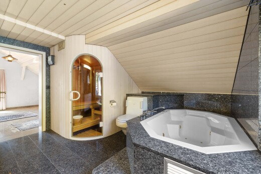 bad mit bad, dachschräge, vaulted ceiling, toilette, und komplettes badezimmer