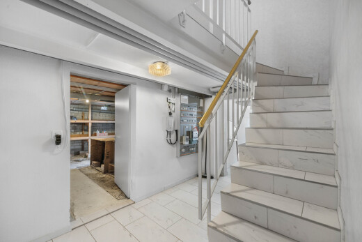treppe mit treppen, drywall, gipskartonwand, und inside property