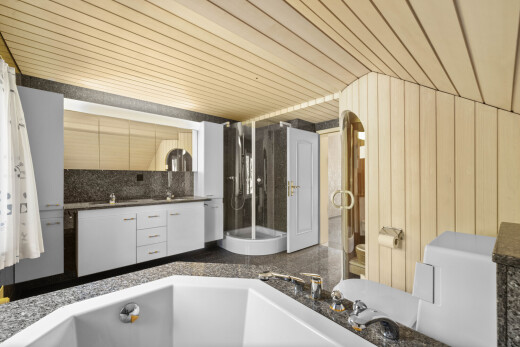 bad mit schminktisch, bad, komplettes badezimmer, inside property, und dark floor