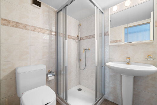 bad mit tile wall, fliesenwand, toilette, komplettes badezimmer, und dusche