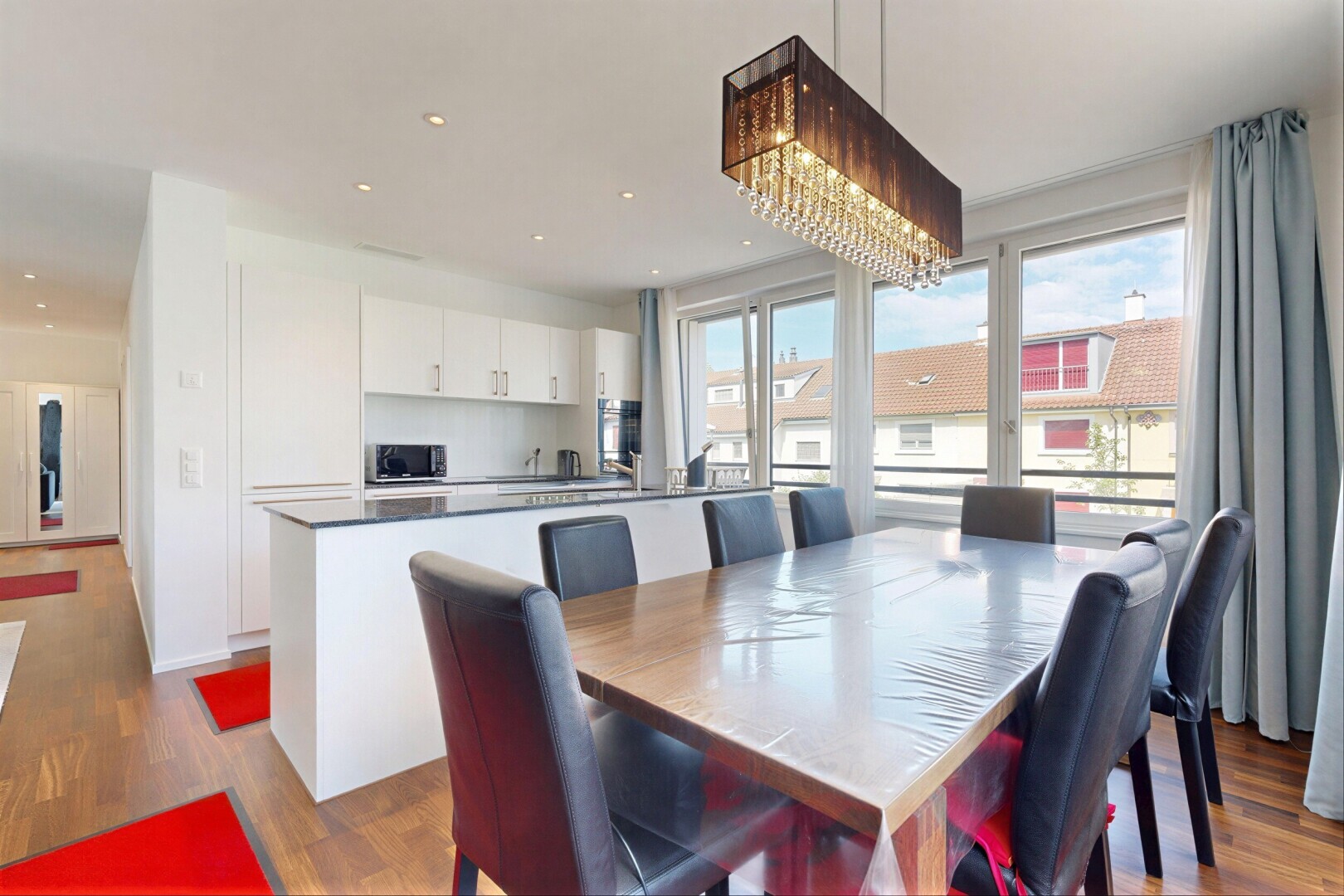 salle à manger avec inside property, day time, sol en finition bois, wood finish floor, et lumière naturelle